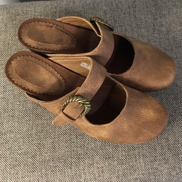 BareTraps Shoes - Bare traps Luna Mary Janes in a suede-like brown material, size 7 1/2M.